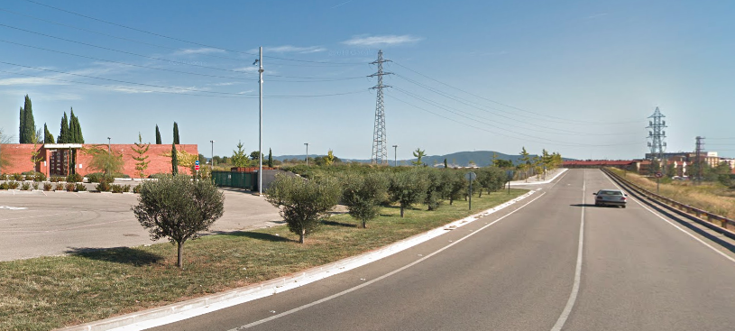 Crema una furgoneta estacionada al costat del cementiri de Sabadell