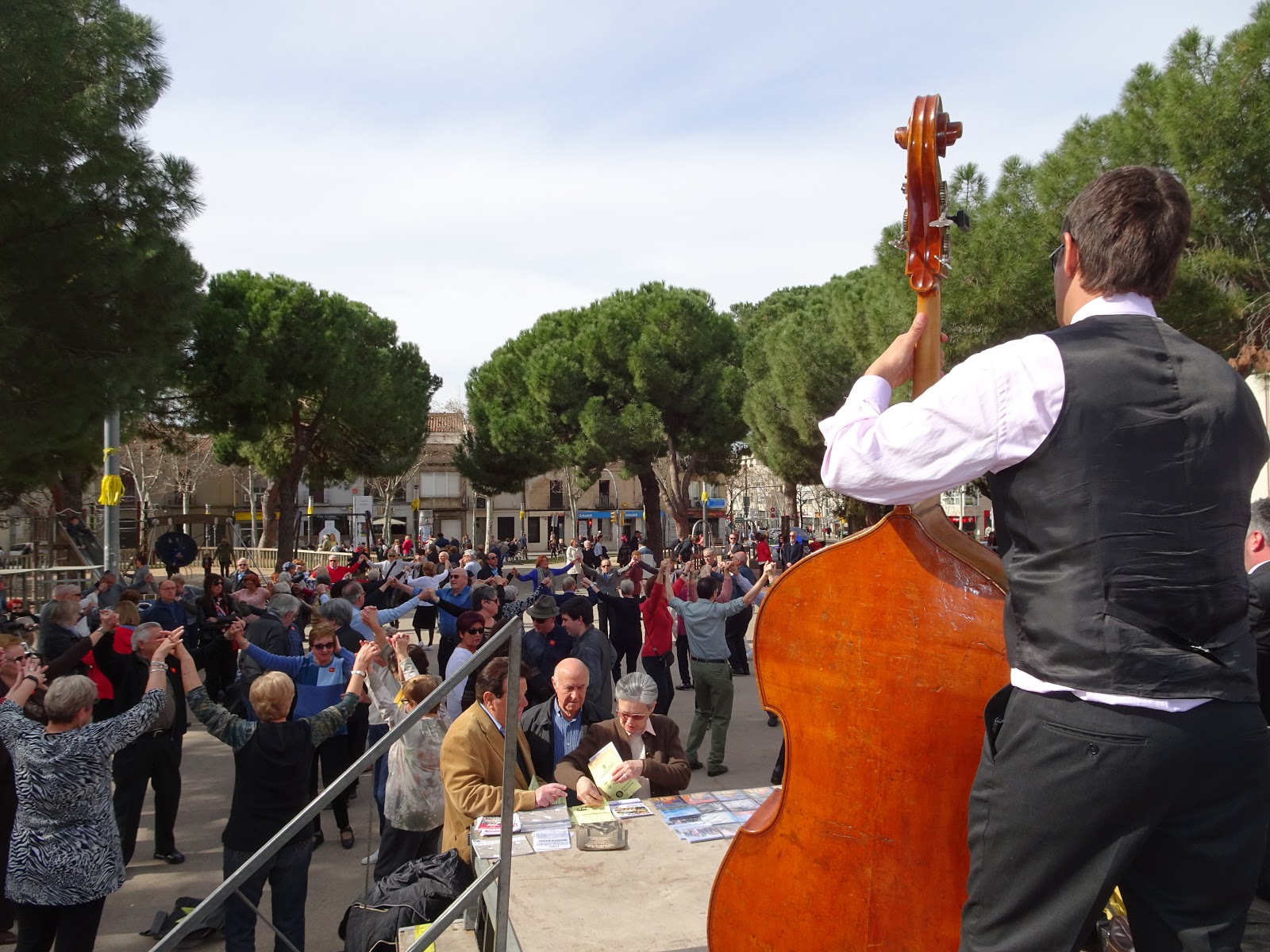 Sabadell Sardanista celebra el seu 72è aniversari a la plaça Marcet