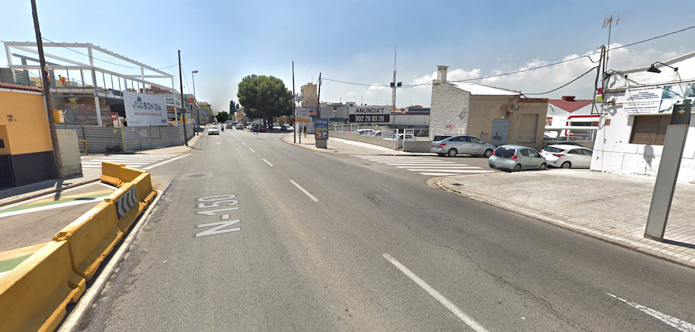 Un ciclista, ferit lleu en xocar contra un turisme