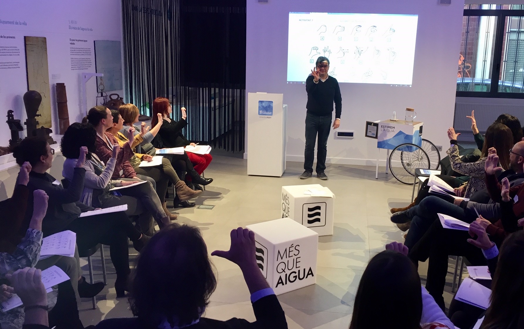 L'equip d'Aigües Sabadell es forma per atendre persones sordes