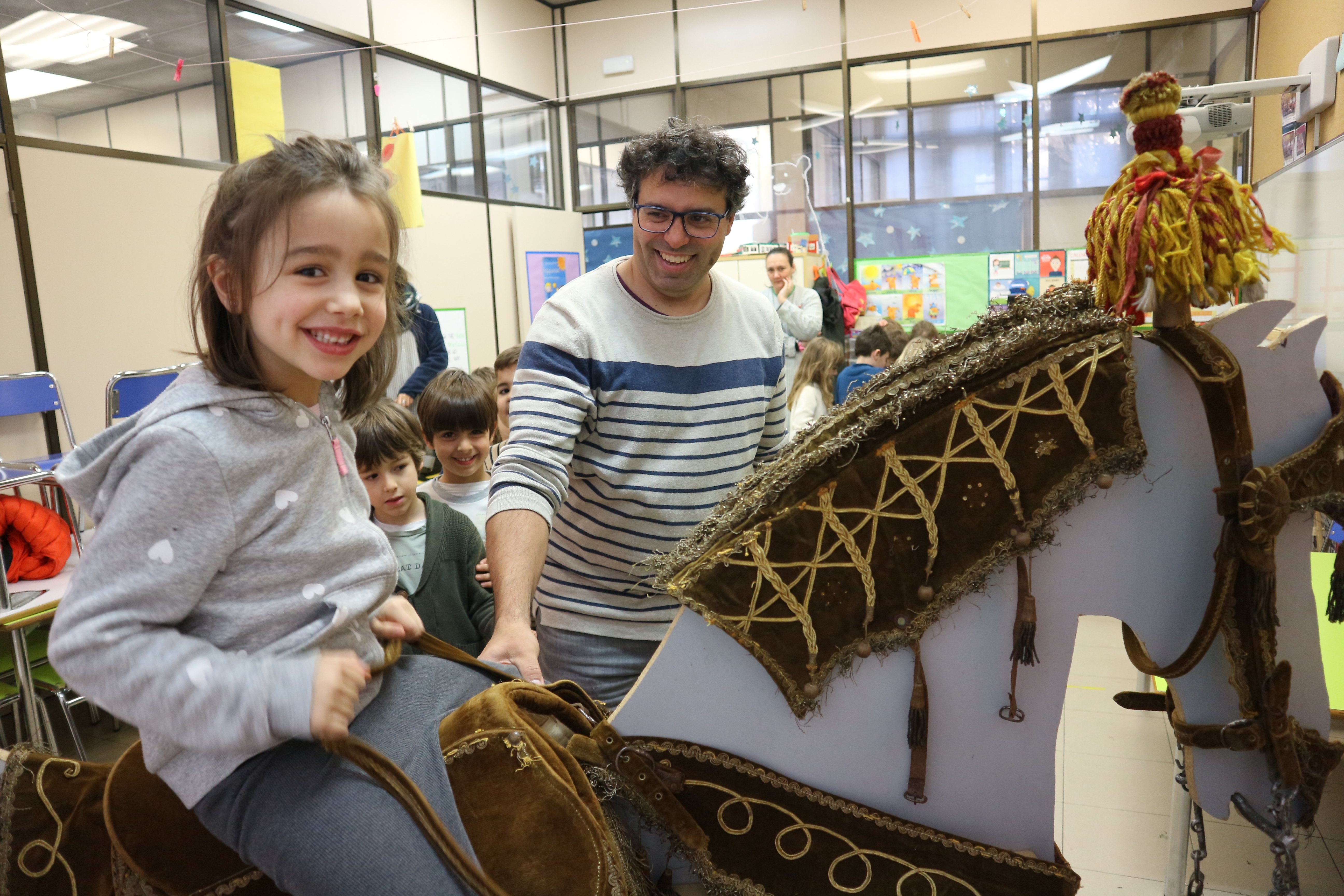 La Colla Vella visita l'escola Sagrada Família