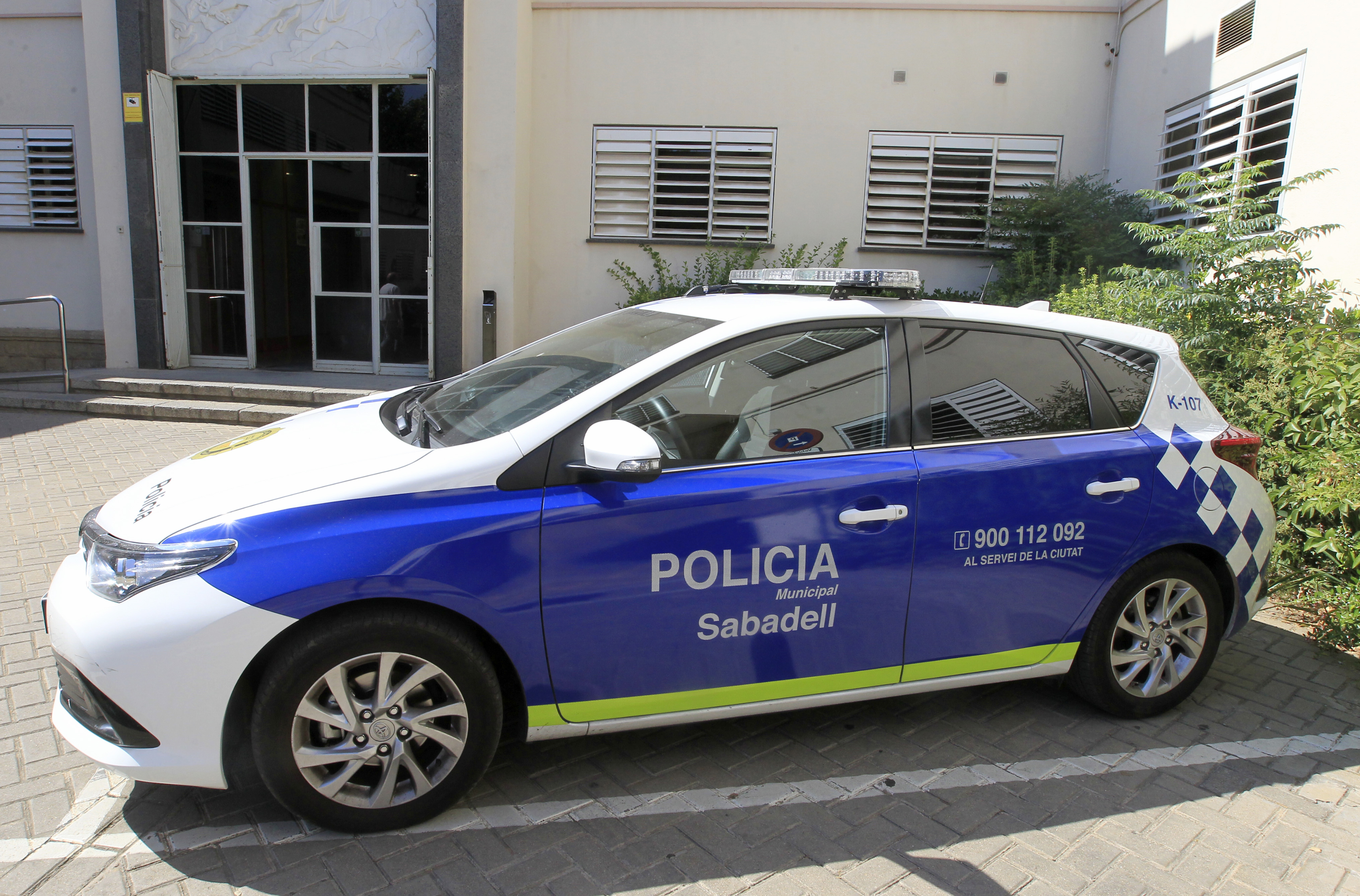 Un motorista ferit en xocar contra un cotxe