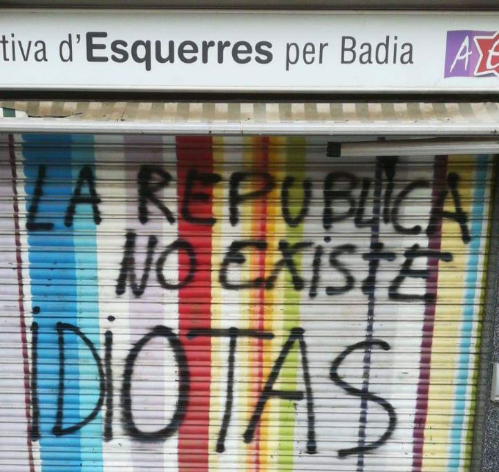 Pintades contra el local de l'AVV de Badia i la seu d'Alternativa d'Esquerres per Badia