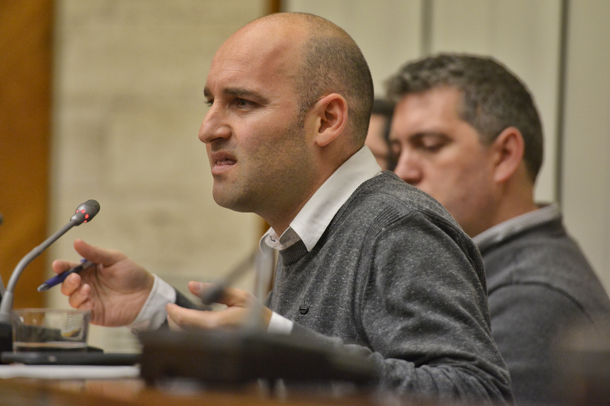 Xoc entre independentistes i constitucionalistes al ple pels polítics empresonats