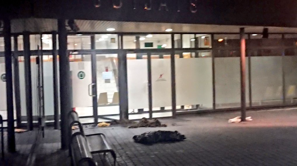 Els CDR tornen a abocar escombraries a les portes dels jutjats de Sabadell