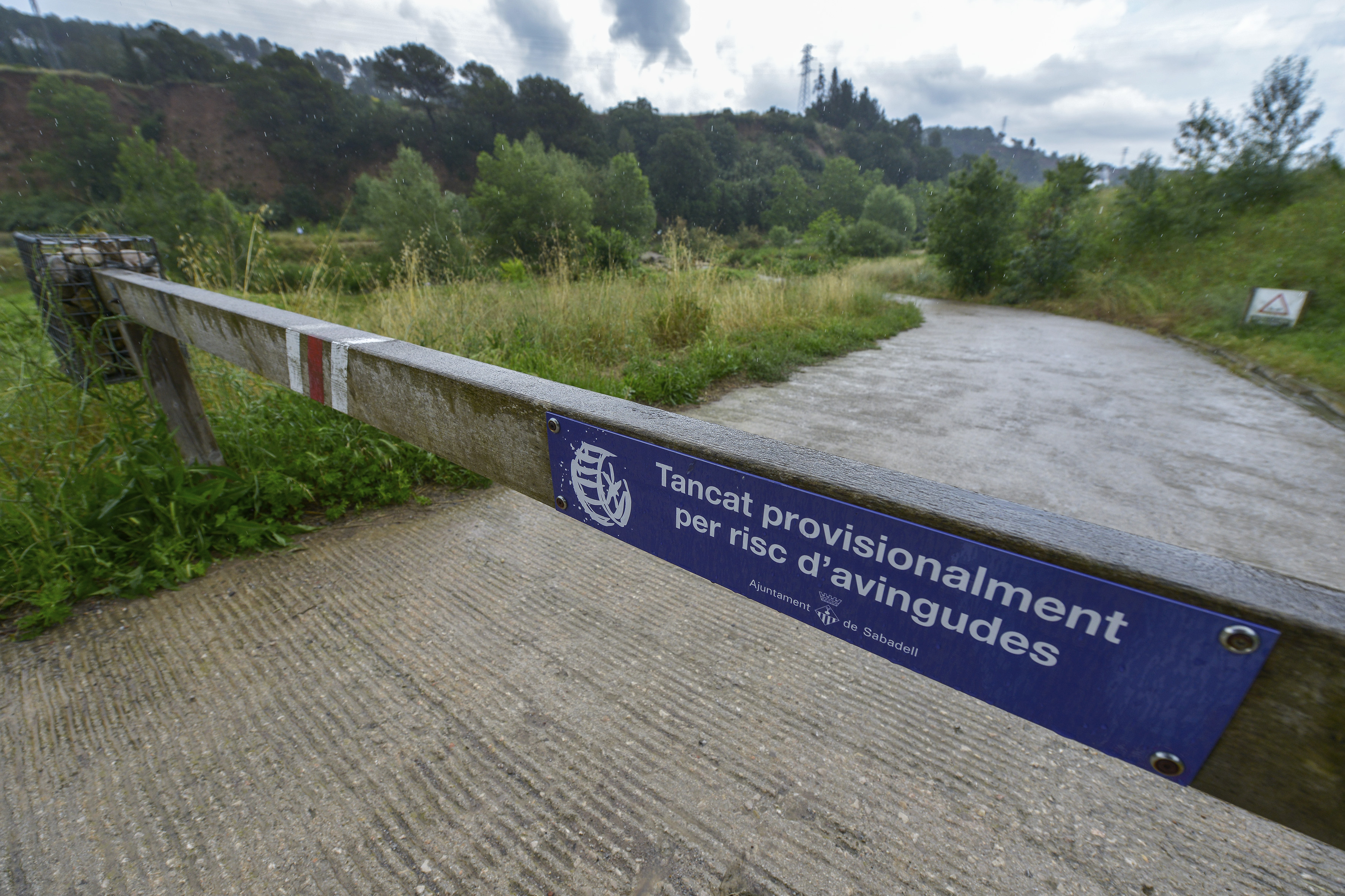 Les intenses pluges obliguen a tallar els passos del Ripoll
