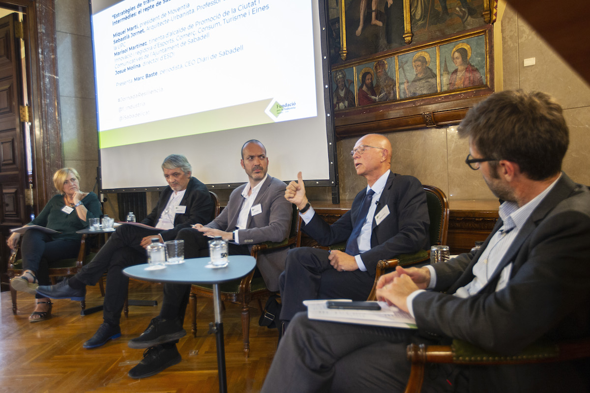 Quatre experts participen en una taula rodona sobre el futur de Sabadell