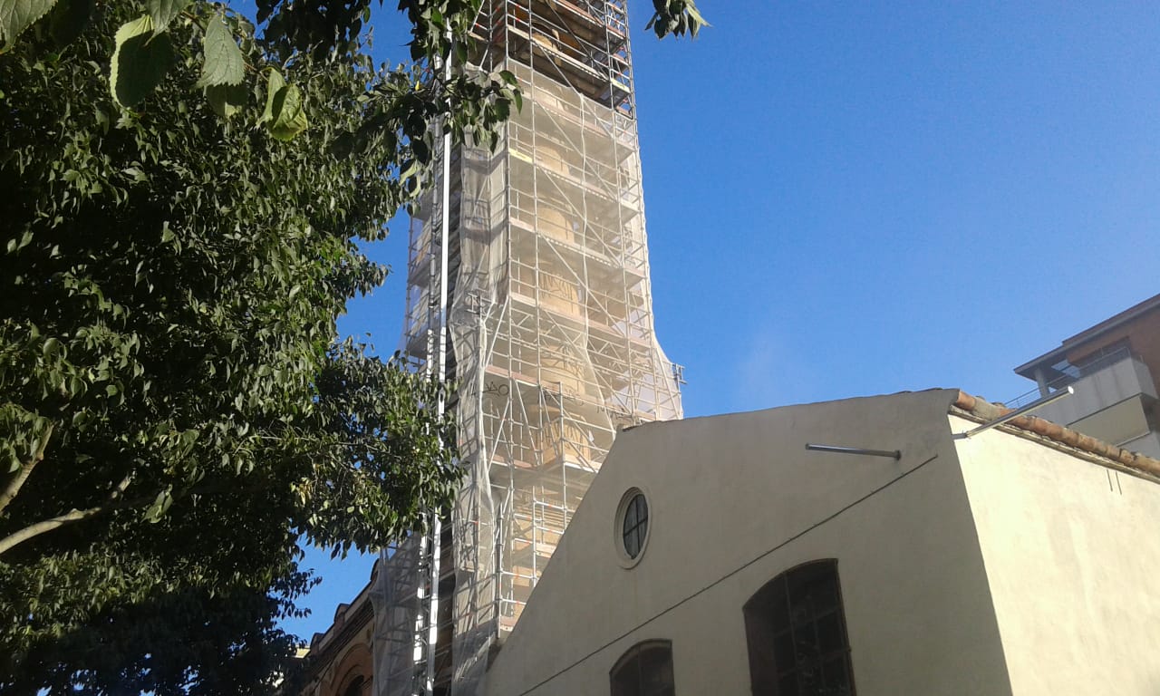 Aprofiten una bastida per fer grafits a la xemeneia del Vapor Buxeda