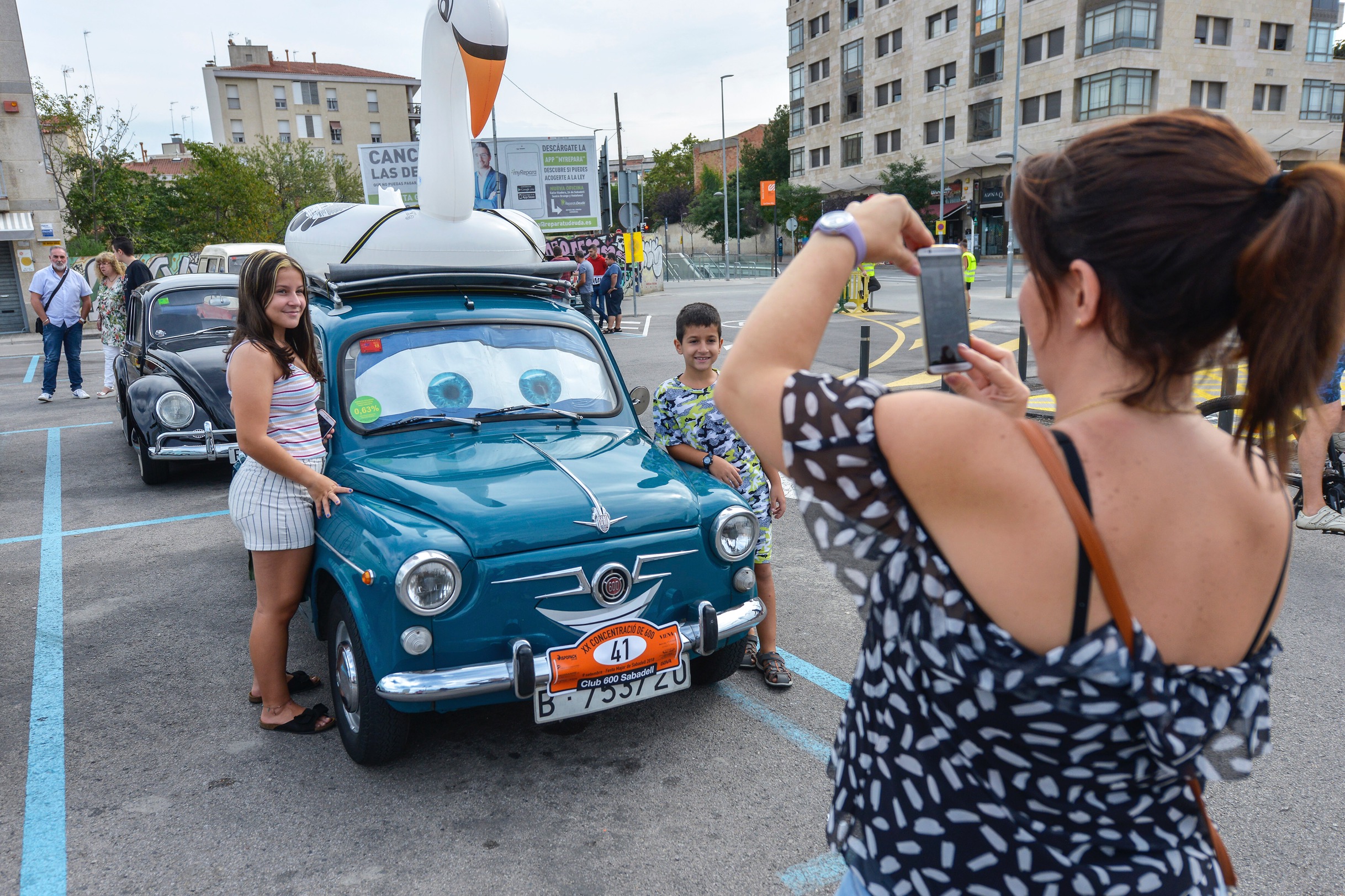 Així es viu des de dins la cercavila dels Seat 600