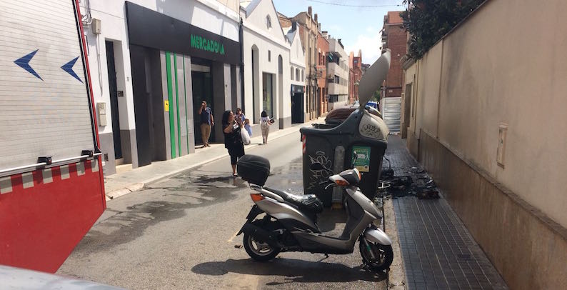 Contenidors cremats al carrer Blasco de Garay