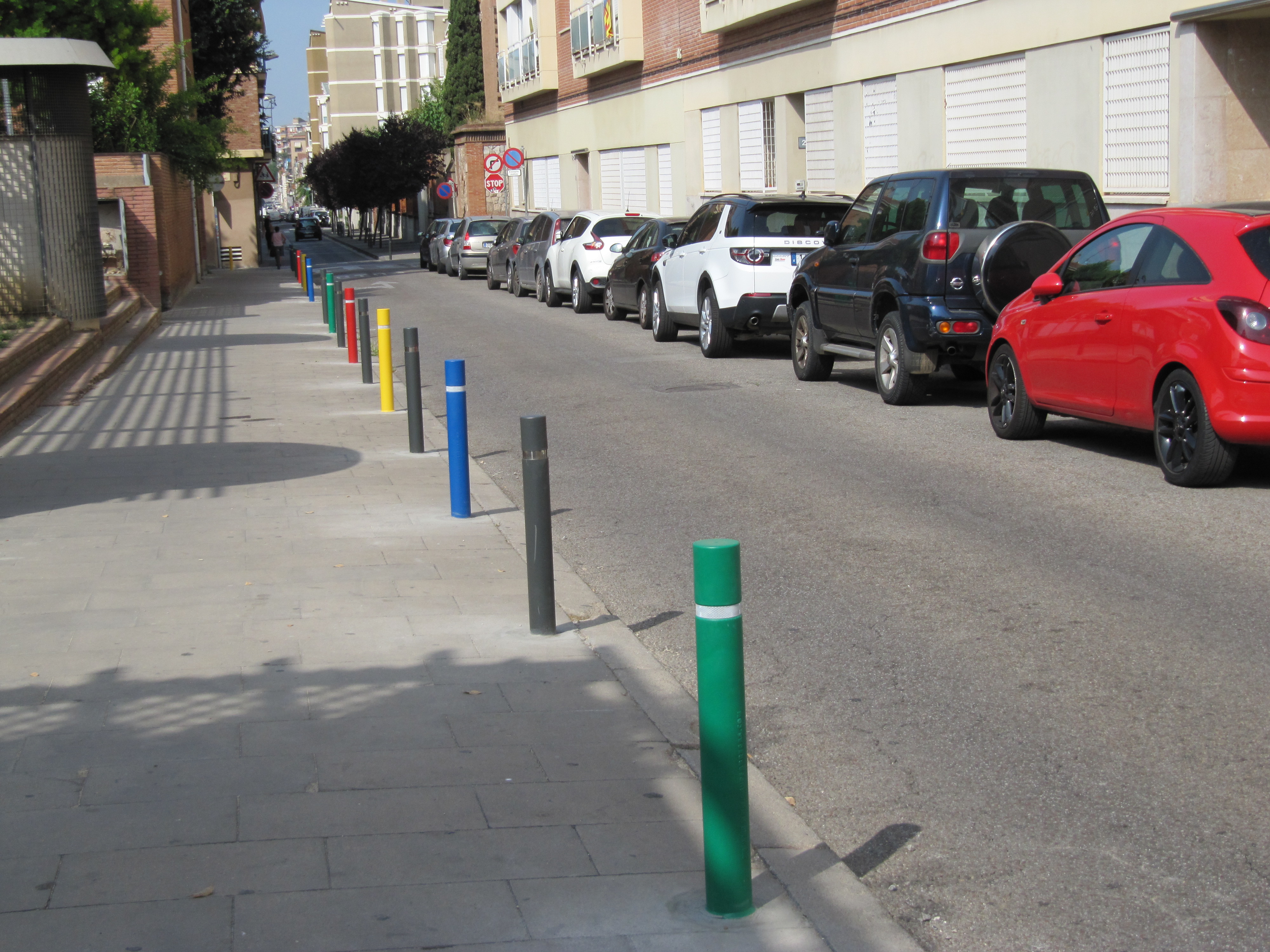Col·locades les pilones per evitar que s’aparqui a la plaça Mossèn Geis