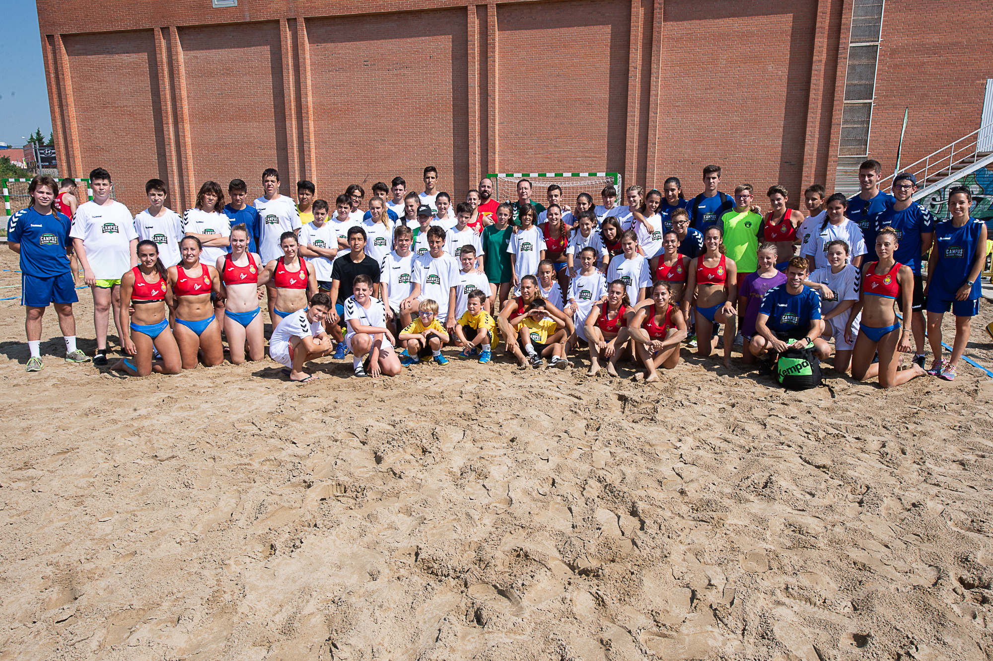 Les seleccions d'handbol-platja es preparen a Sabadell
