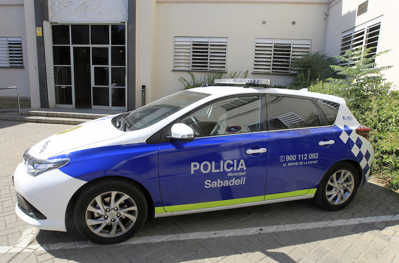 Detingudes dues persones per agredir policies