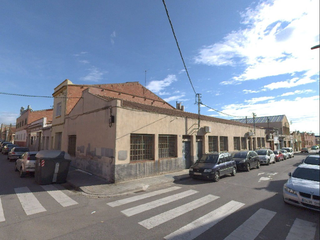 Tres joves provoquen l'incendi d'un matalàs