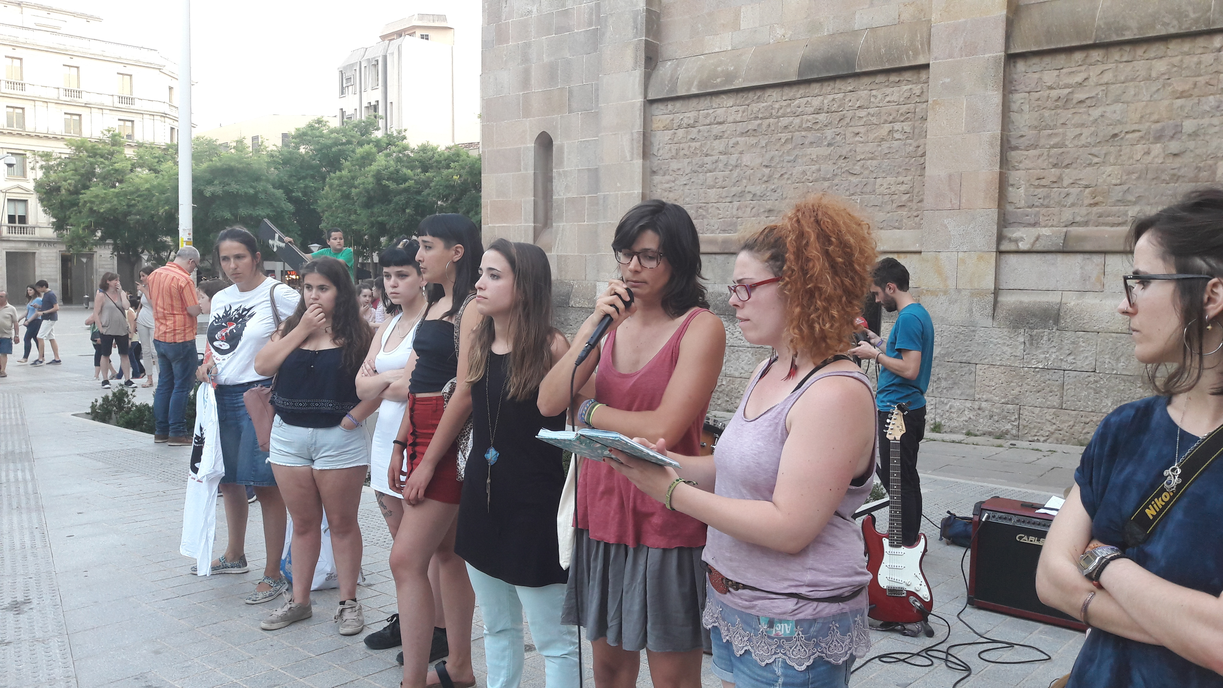 Un centenar de persones denuncien l'alliberament de 'La Manada' - 