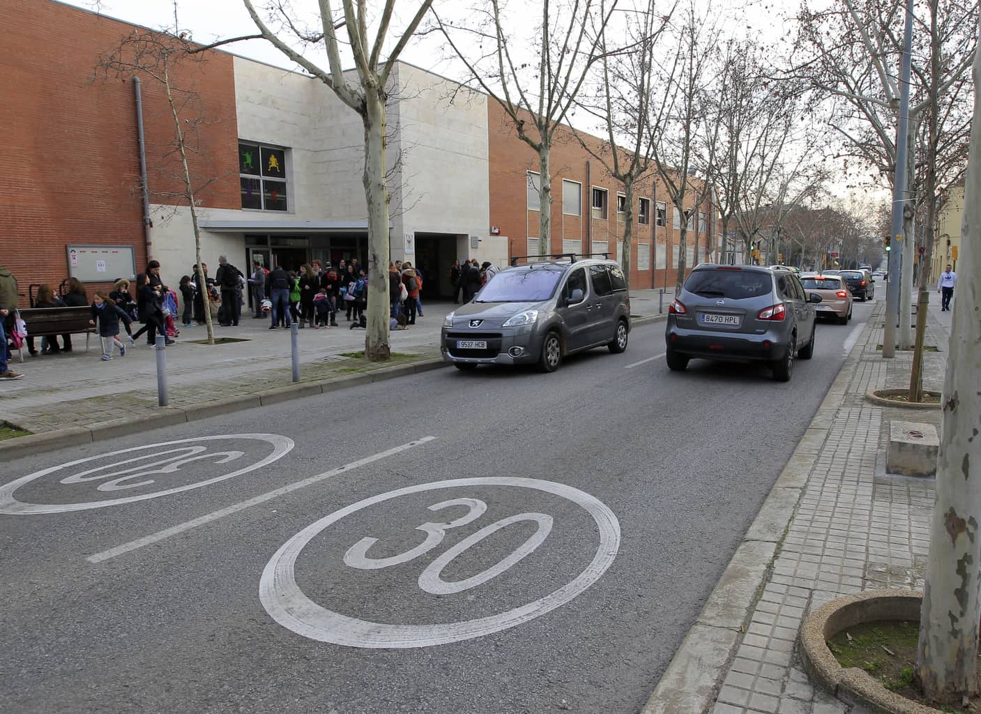 Els veïns de Gràcia denuncien l’alta velocitat dels cotxes al barri