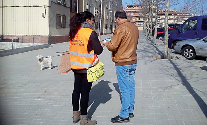 La Policia Municipal comienza a multar a dueños de perros incívicos