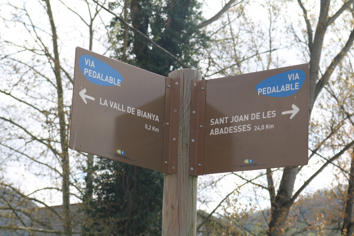 Un cartell de la nova via verda entre Bianya i Sant Joan de les Abadesses - Pau Masó