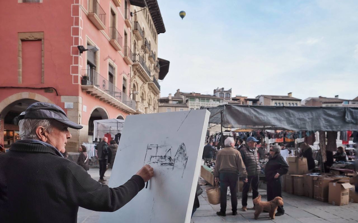 Un participant en el Concurs de pintura Ràpida del Mercat del Ram de Vic. - Oriol Clavera