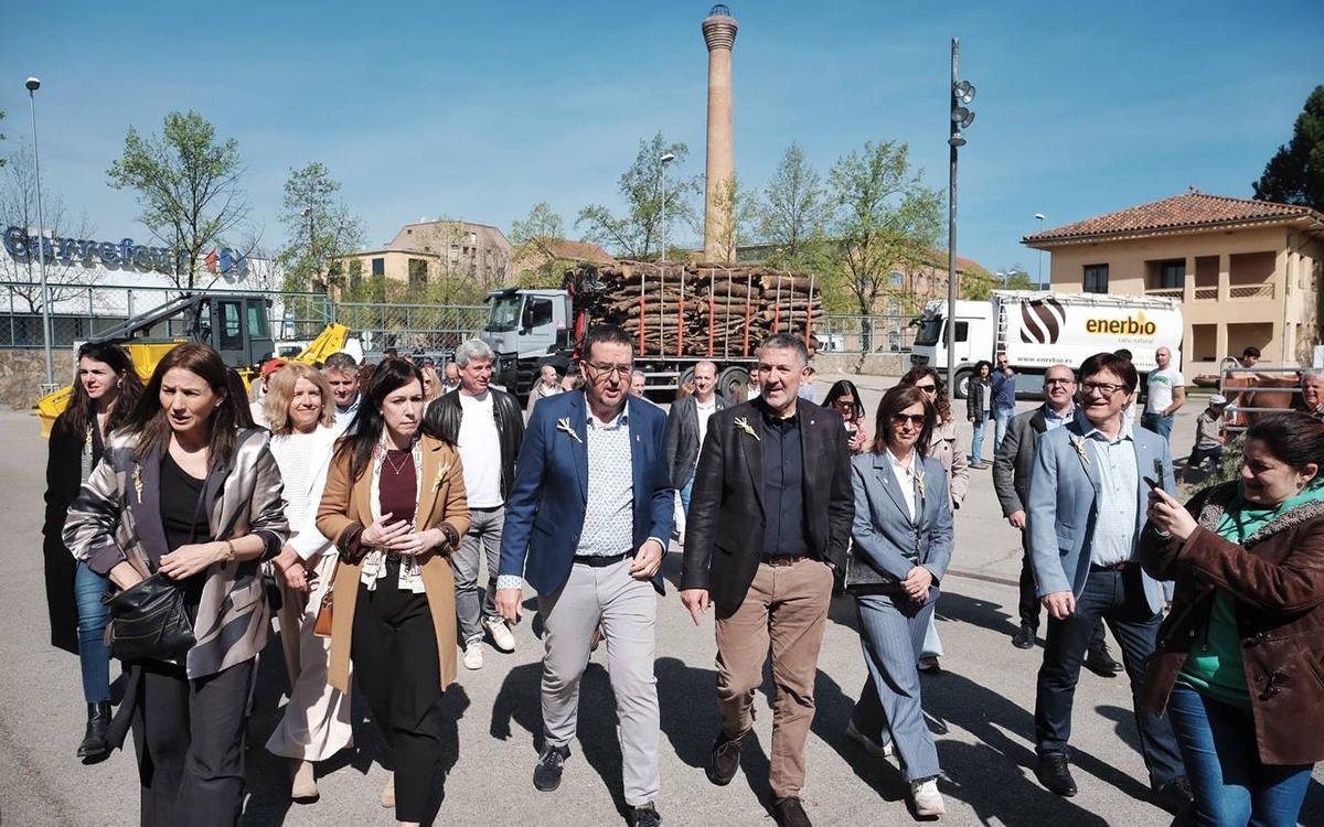 Albert Castells i el conseller Sàmper encapçalen el recorregut inaugural del Mercat del Ram de Vic 2025. - Oriol Clavera