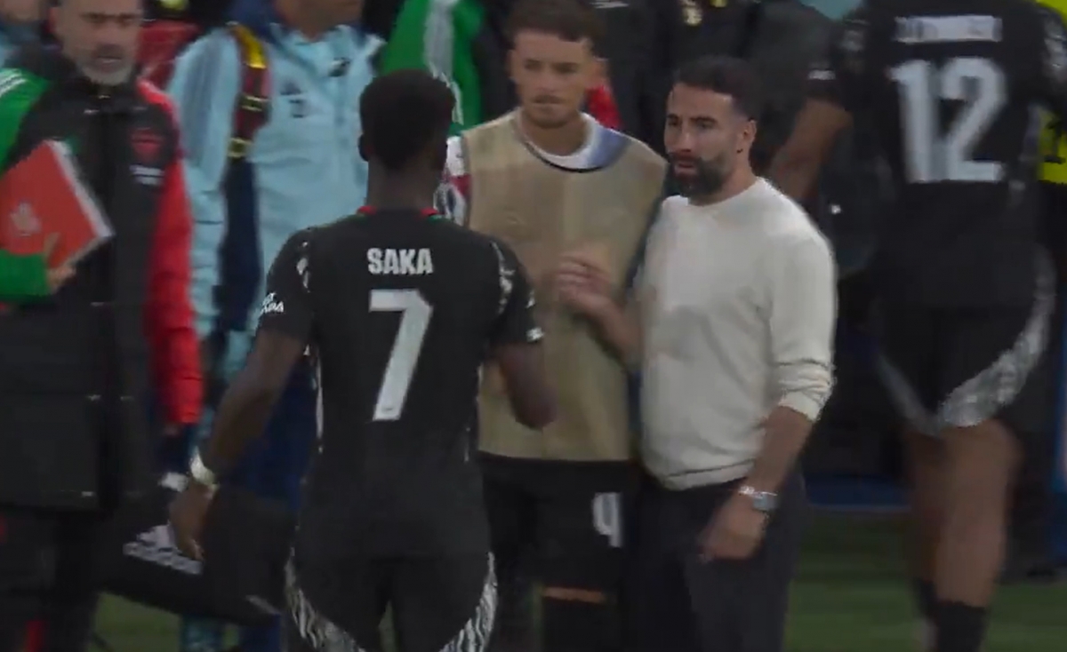 Carvajal provoca i amenaça un jugador de l'Arsenal al túnel de vestidors agafant-lo pel coll