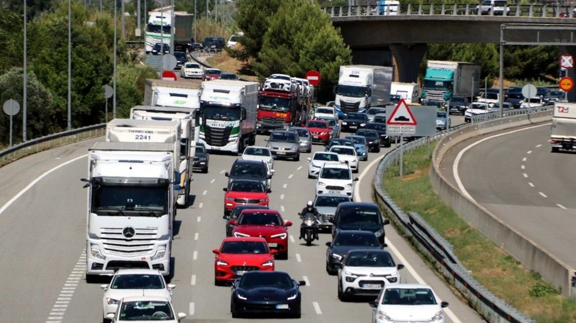 Uns 550.000 vehicles han sortit de l’àrea de Barcelona en l’operació sortida amb cues de fins a 17 km a l’AP-7