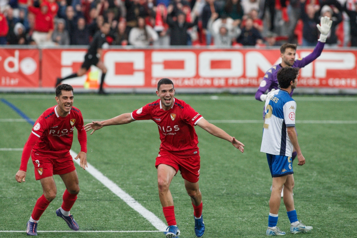 Víctor Morales celebra el gol que ha suposat l'1 a 0 abans del descans - Nebridi Aróztegui