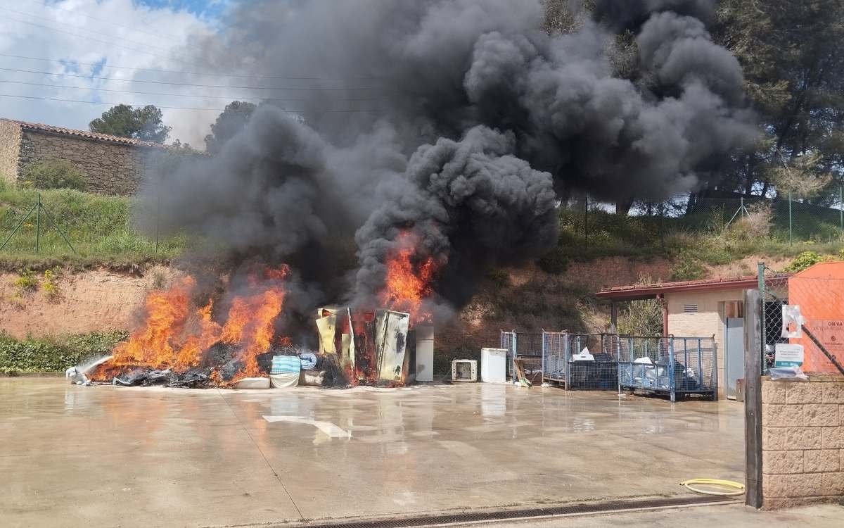 Greu incendi a la deixalleria de Barberà de la Conca