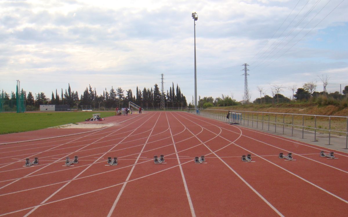 L'Ajuntament de Cambrils canviarà la coberta del pavelló i renovarà la pista d'atletisme