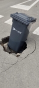 Esvoranc a la calçada al carrer d'Alcoi de Terrassa