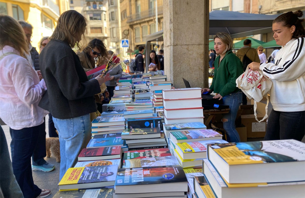 Ambient per Sant Jordi entre parades de llibres a Tortosa. - Xavi Llambrich Ambient per Sant Jordi entre parades de llibres a Tortosa.