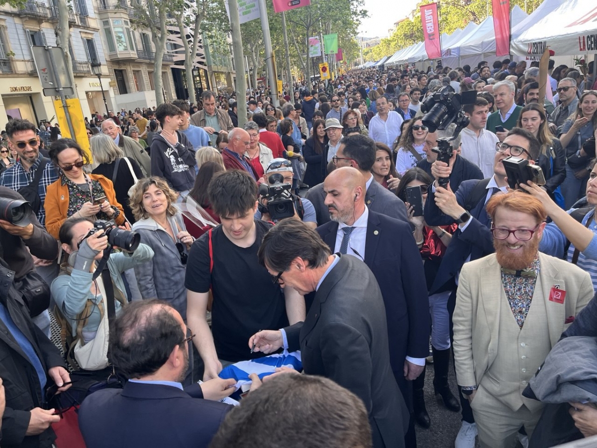 Rodoreda, Candel i un autògraf per salvar l'Espanyol: el primer Sant Jordi del president Illa
