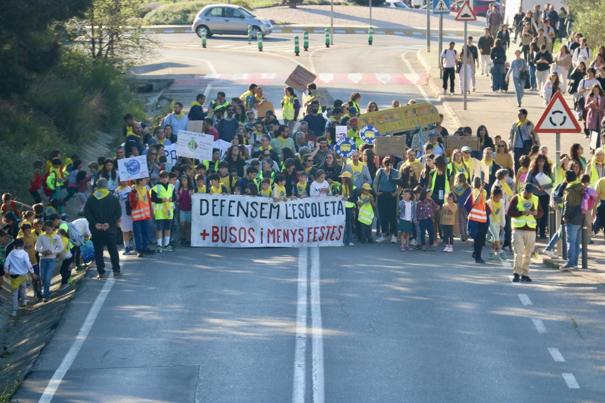 Famílies de l'escola Bellaterra bloquegen el trànsit a la UAB per denunciar la retirada del bus escolar