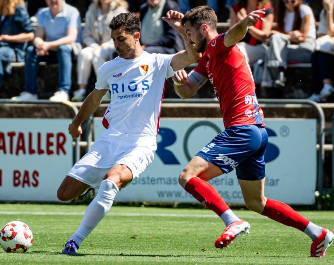 El davanter Aythami en una acció del primer temps a Olot - Marc Ferret - Terrassa FC