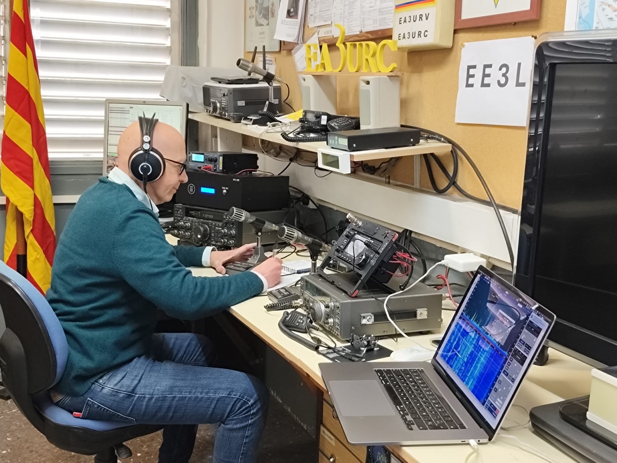 Jordi Fatàs amb un equip de radioaficionat. - Bernat Castanyer Jordi Fatàs amb un equip de radioaficionat.