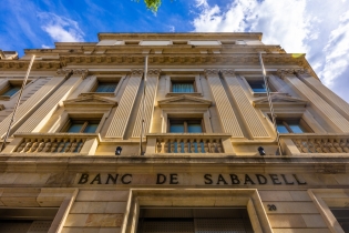 La CNMC dona el vistiplau a l'opa del BBVA sobre el Banc Sabadell amb condicions
