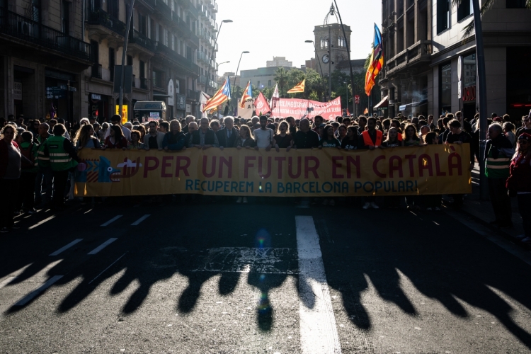 Llums i ombres de l'Estat amb el català: compromisos inèdits amb limitacions