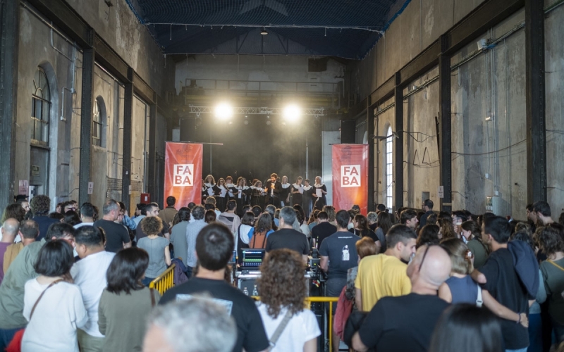 La jornada inaugural del FABA 2025 omple l'Anònima amb propostes singulars i valentes