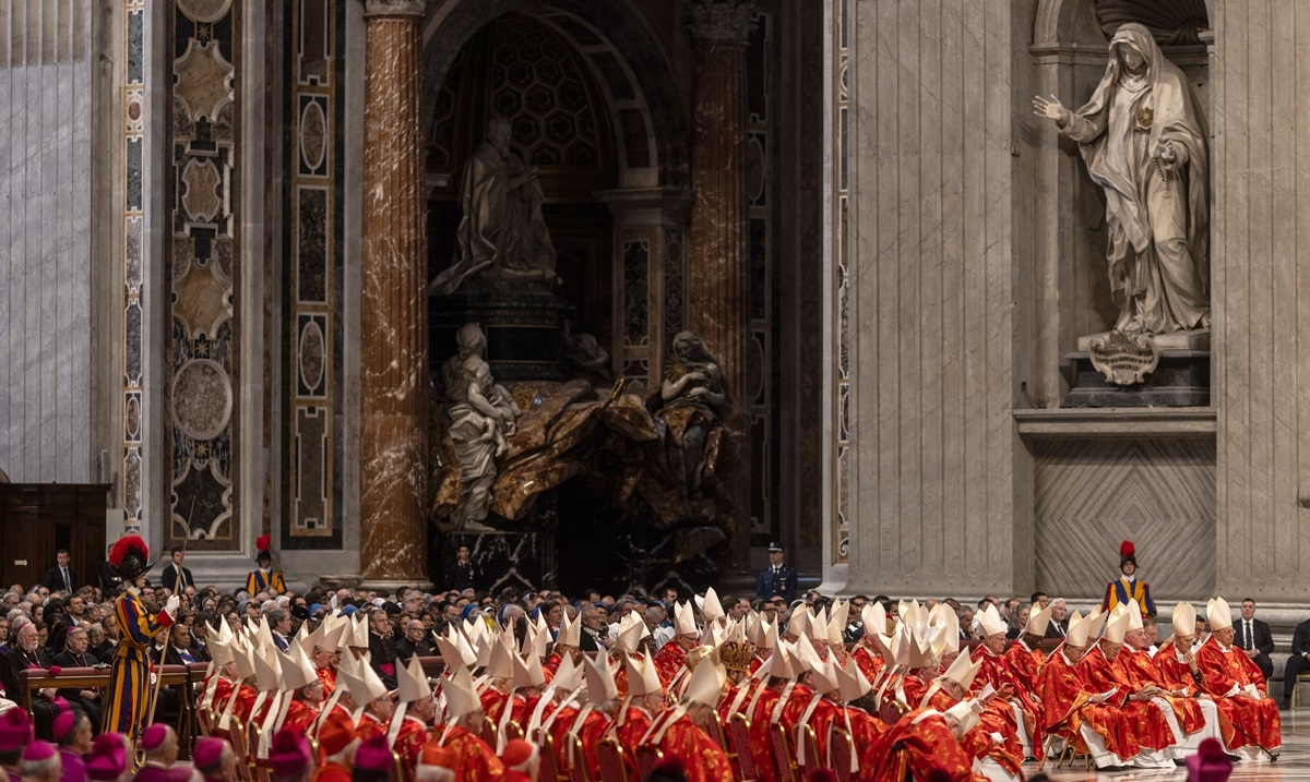Cop de la cúria abans del conclave: la missa prèvia no esmenta Francesc i elogia Parolin
