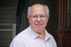 Josep Gòrriz escriu amb la guia de 100.000 estudiants