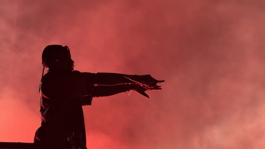 Travis Scott sorprèn amb un concert gratuït a les Tres Xemeneies de Sant Adrià