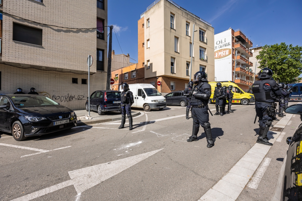 Desallotjament per part dels Mossos d`Esquadra d`un bloc ocupat a Ca n`Oriac - Juanma Peláez Desallotjament per part dels Mossos d`Esquadra d`un bloc ocupat a Ca n`Oriac