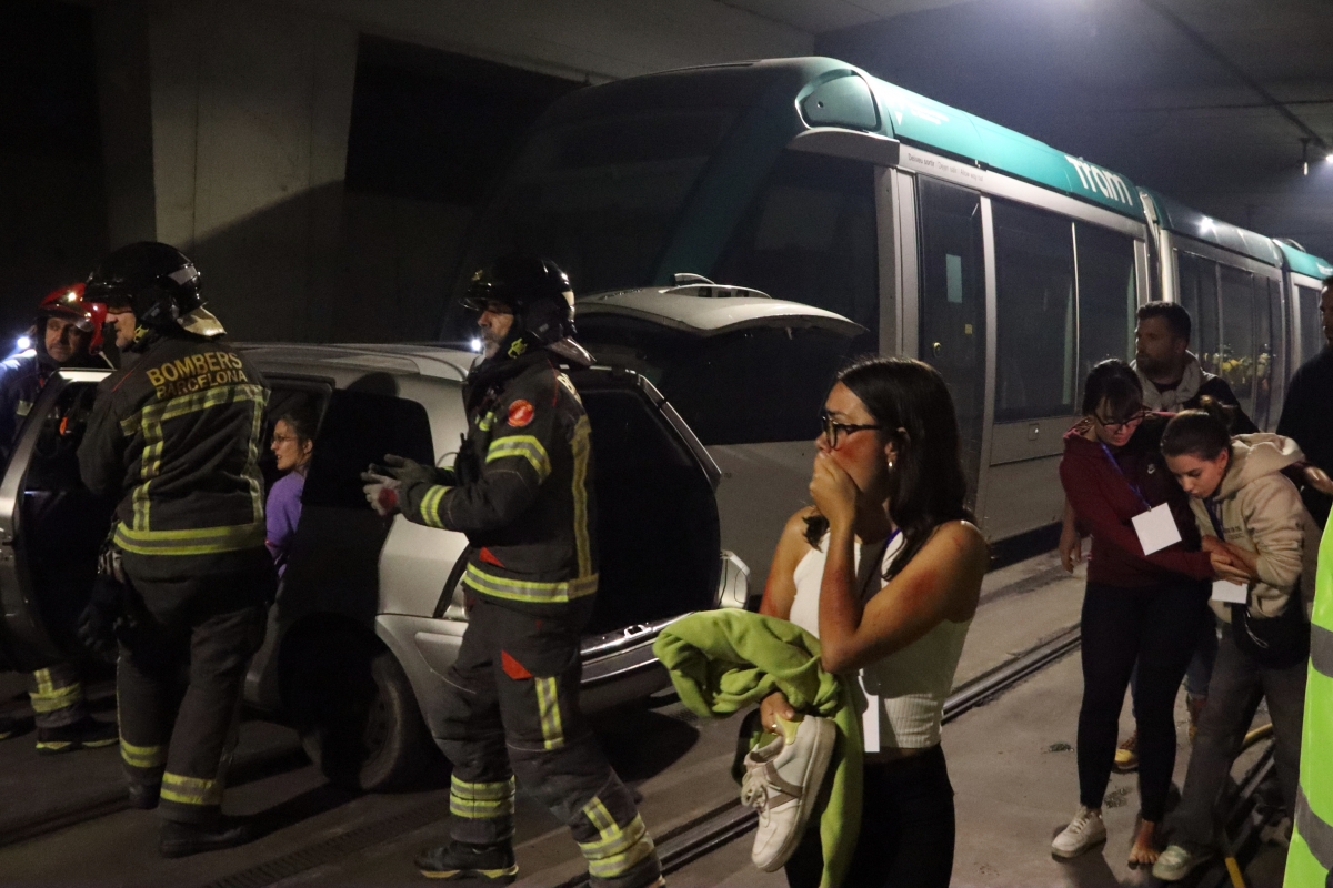 Un simulacre d'accident de tramvia a Barcelona avalua la resposta a sinistres amb moltes víctimes 