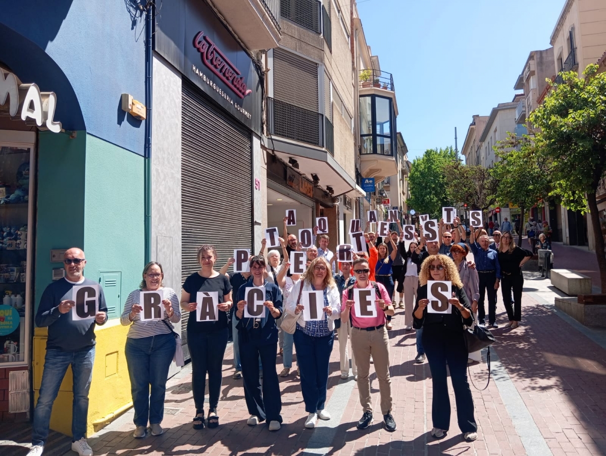 Botiguers i veïns fan un homenatge als cambrers del bar Font Vella minuts abans del tancament