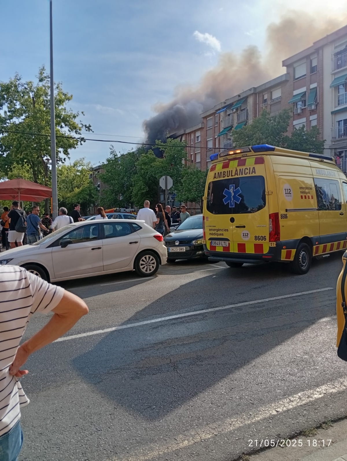 Un violent incendi a un pis genera una cortina de fum visible a diversos punts de Sabadell