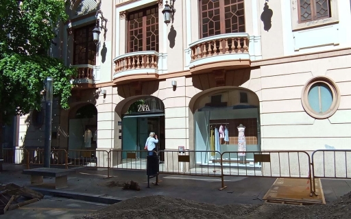 No, el Zara de Manresa (de moment) no abaixa la persiana