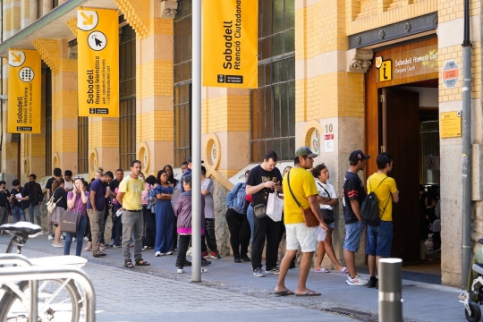 Resignats al carrer per entrar a Atenció Ciutadana: 