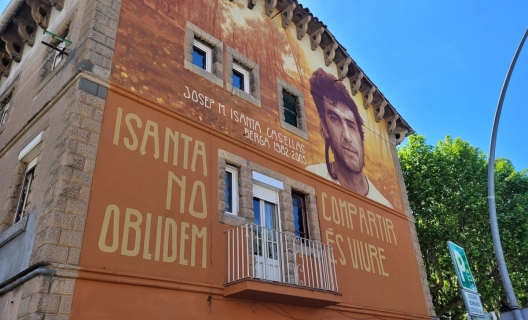 El mural dedicat a Josep Maria Isanta ja presideix la plaça Cim d'Estela