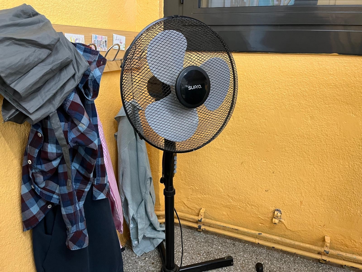 Un dels ventiladors de peu que va proporcionar el Departament d`Educació