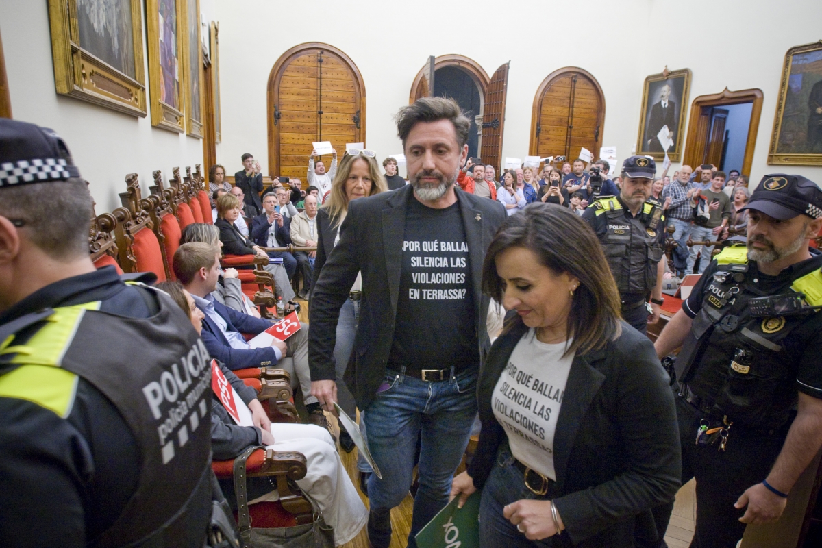 Expulsió del ple dels regidors de Vox per les samarretes - Nebridi Aróztegui Expulsió del ple dels regidors de Vox per les samarretes